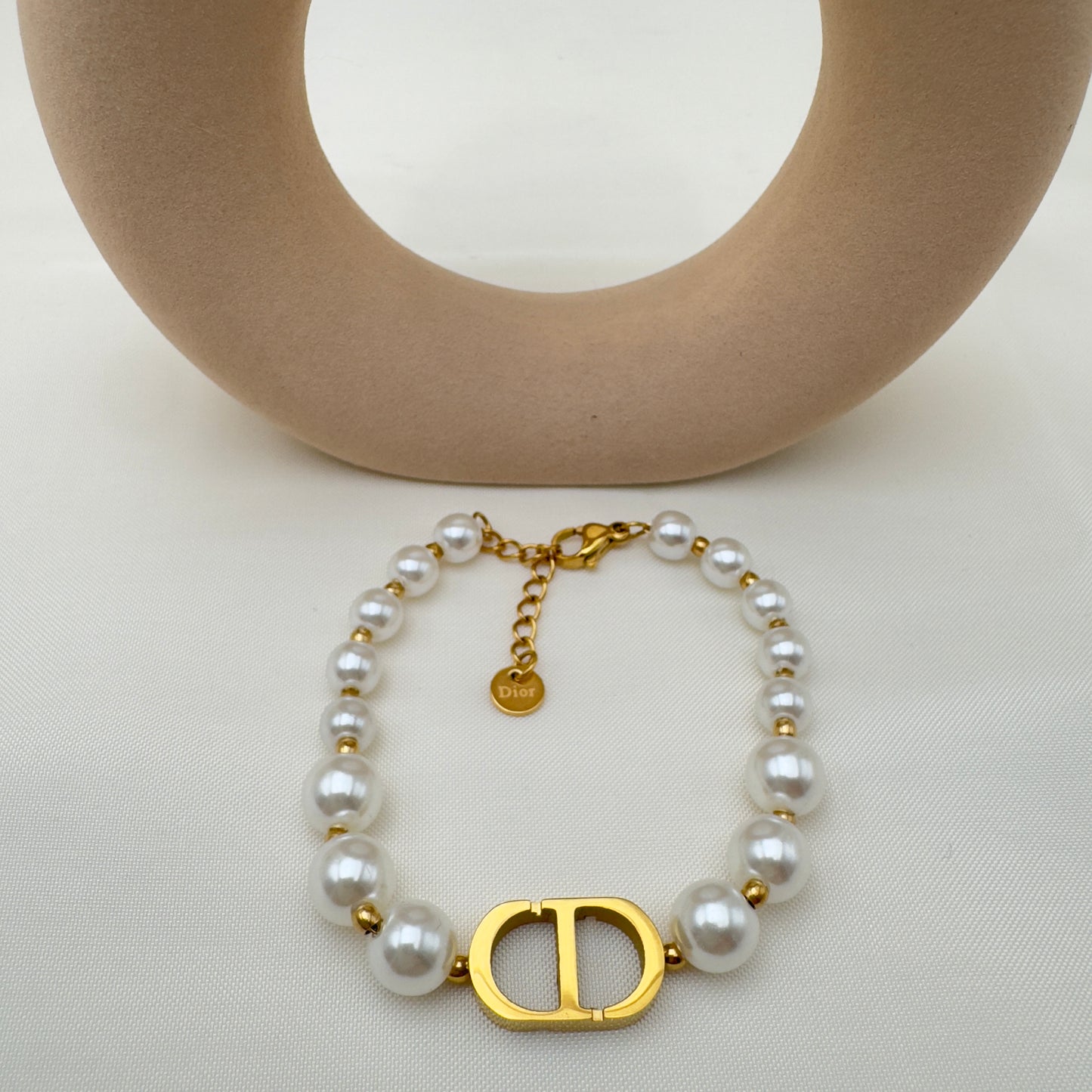 Bracciale con Perline e Dettaglio Iconico