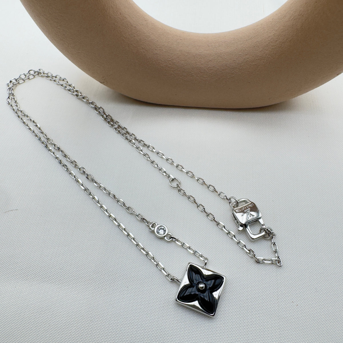Collana Pendente Nero con Punto Luce LV
