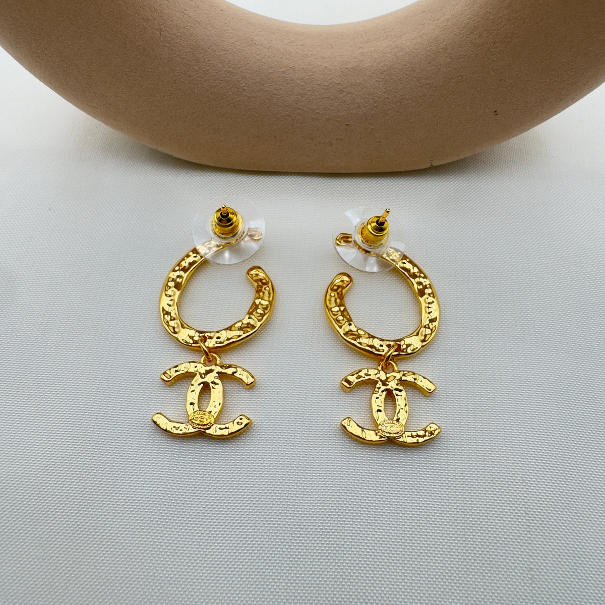 Orecchini Cerchio con Charm Gold