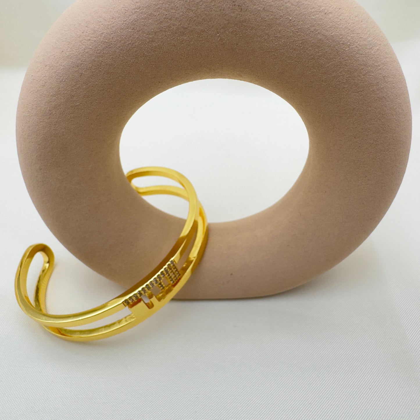 Bracciale Rigido Elegante con Zirconi Fendi