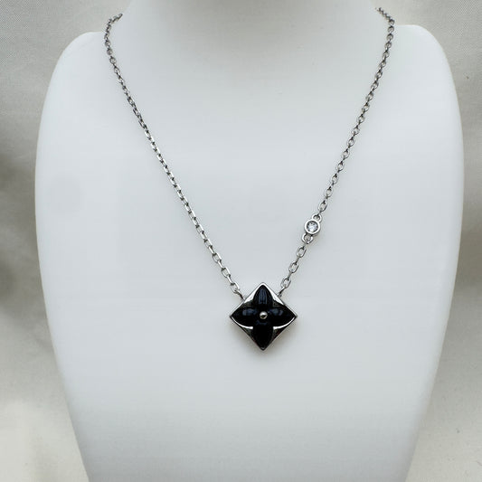 Collana Pendente Nero con Punto Luce LV