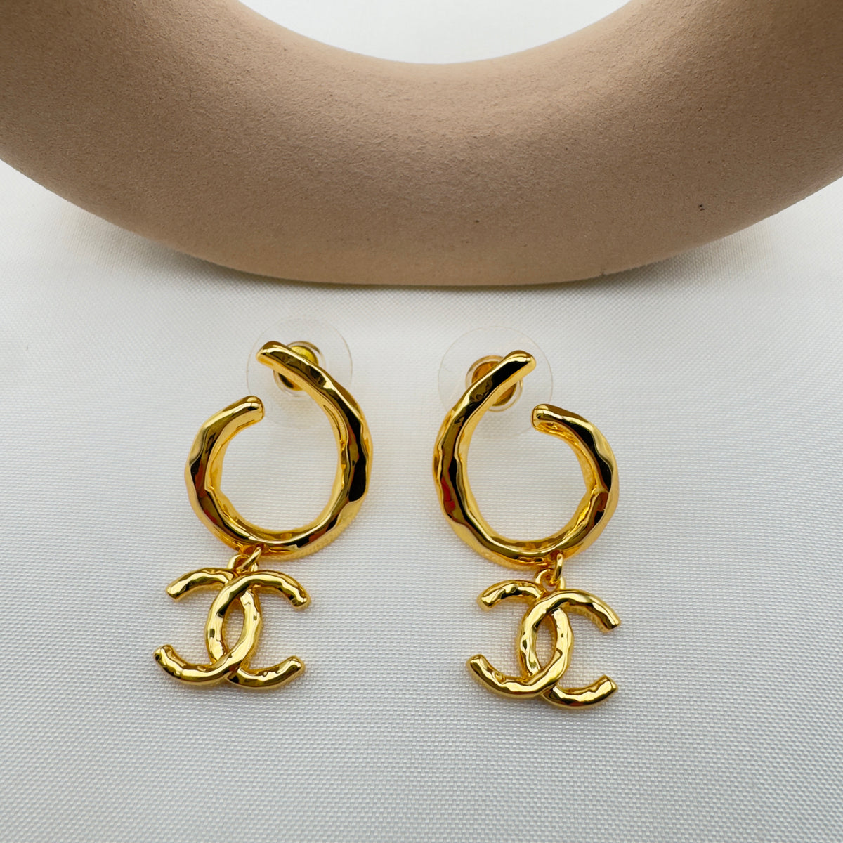 Orecchini Cerchio con Charm Gold